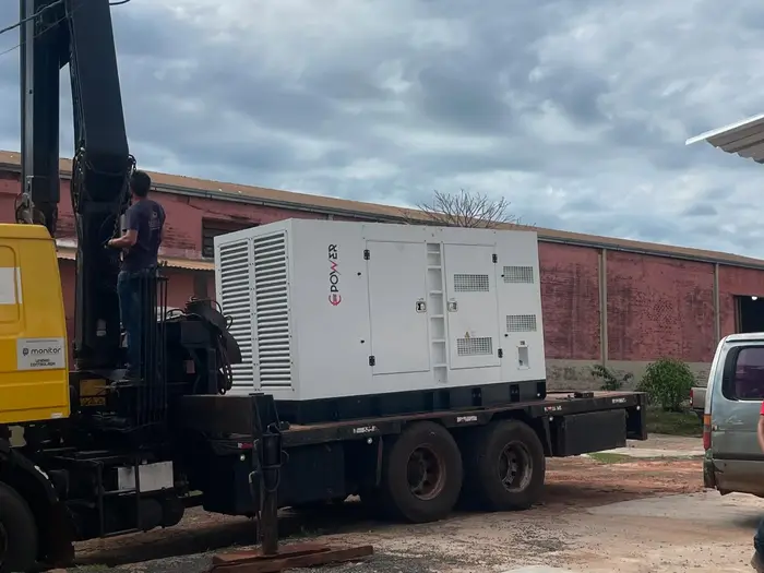 Camión con grúa descargando un generador de 400/450 kVA con motor Cummins en Hernandarias