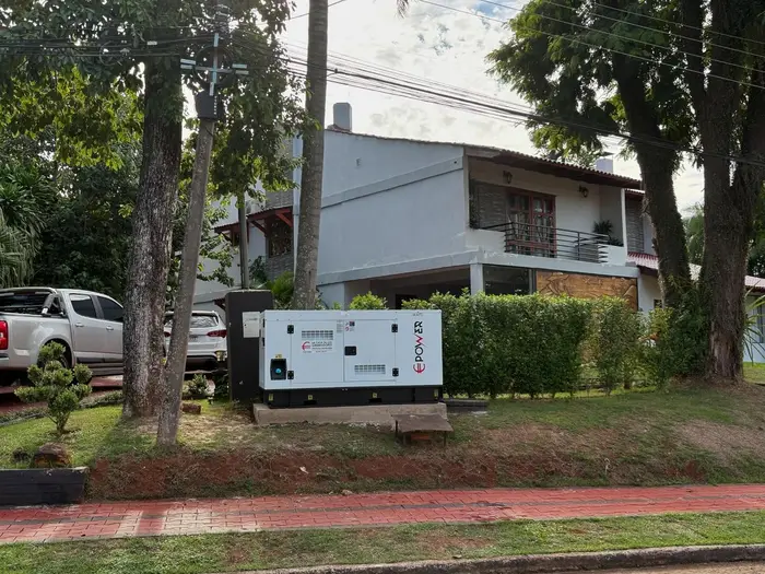 Generador Emm Power instalado en el jardín de una vivienda del Paraná Country Club