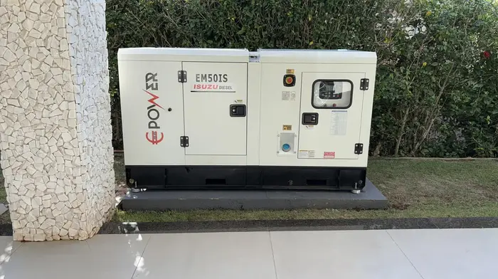 Generador Emm Power con motor Isuzu sobre una terraza de piedra en el Paraná Country Club