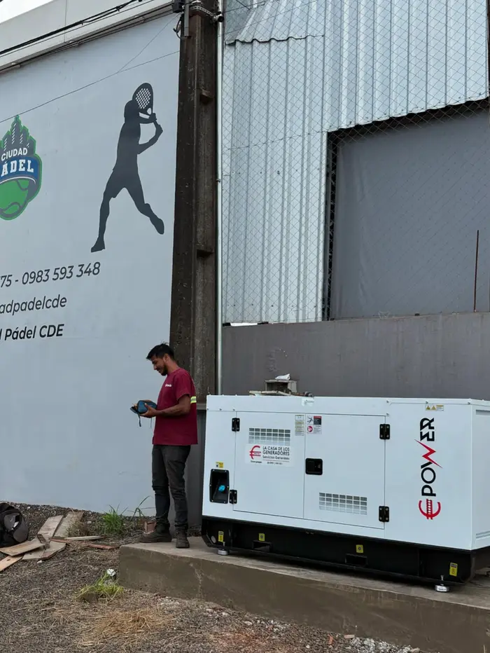 Generador Emm Power instalado contra la pared exterior de Ciudad Pádel, Ciudad del Este