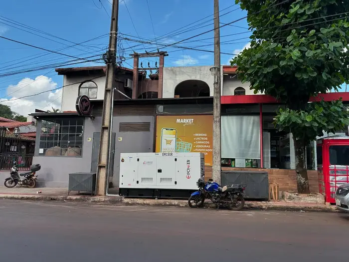 Generador de 150/165 kVA instalado junto a la fachada de Market Inside, Ciudad del Este