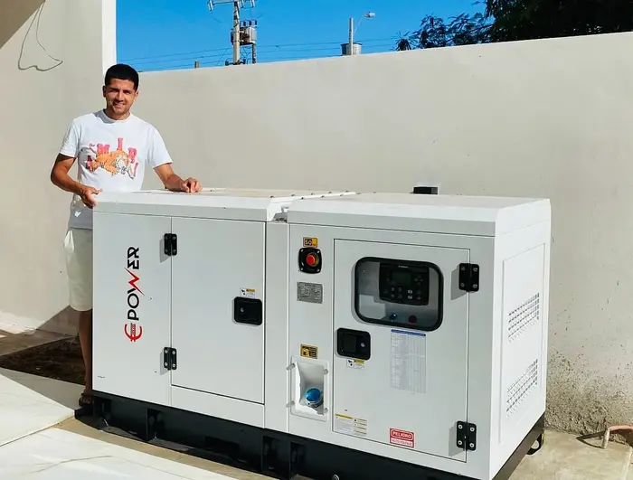 Propietario apoyado sobre su generador Emm Power con motor Isuzu recién instalado en Concepción