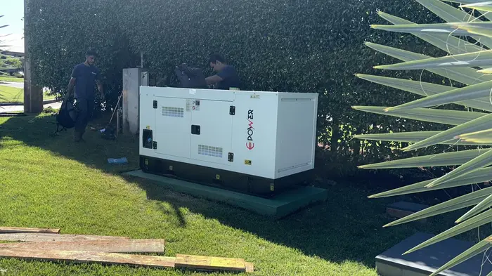 Dos técnicos terminando la instalación de un generador de 40/44 kVA en el Paraná Country Club